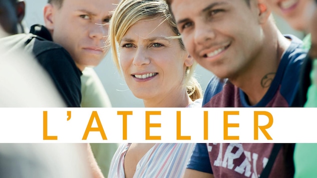 L'affiche du film montrant l'actrice Marina Foïs souriante, entourée de jeunes gens.