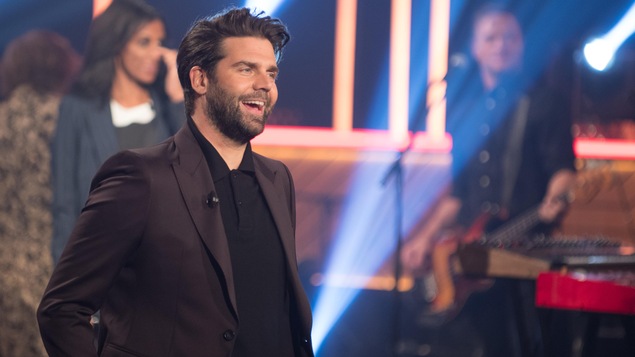 L'animateur fait son monologue d'ouverture.