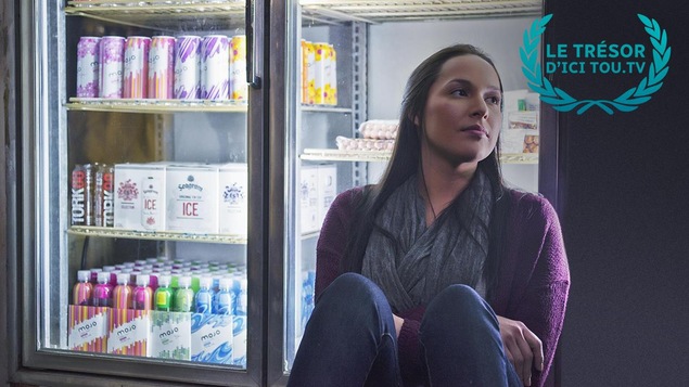 Une jeune femme assise contre un réfrigérateur de dépanneur, et la mention sur la photo: Le trésor d'ICI Tou.tv. Une jeune femme assise contre un réfrigérateur de dépanneur, et la mention sur la photo: Le trésor d'ICI Tou.tv.