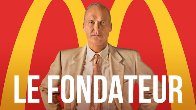 Le titre Le fondateur sur une image d'un homme en costume clair devant l'arche de McDonalds Le titre Le fondateur sur une image d'un homme en costume clair devant l'arche de McDonalds