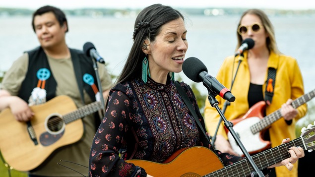 Un musicien et deux musiciennes. Un musicien et deux musiciennes.