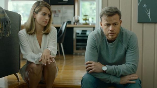 Une femme (Catherine Chabot) et un homme (Louis Morissette) assis sur le plancher, l'air soucieux. Une femme (Catherine Chabot) et un homme (Louis Morissette) assis sur le plancher, l'air soucieux.