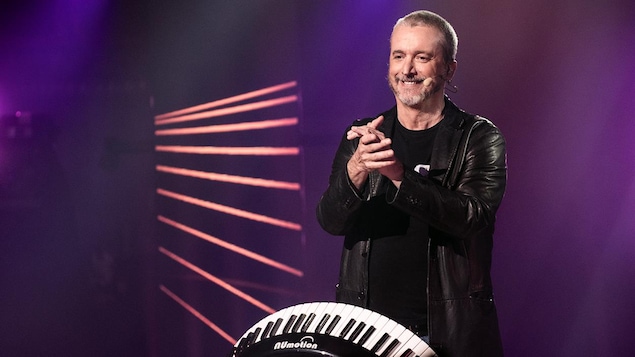 Dan Bigras, sourit sur la scène du show du Refuge. Dan Bigras, sourit sur la scène du show du Refuge.