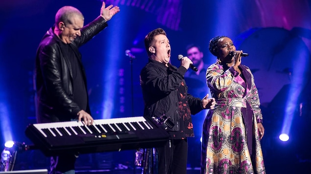 Dan Bigras et des chanteurs sur scène. Dan Bigras et des chanteurs sur scène.