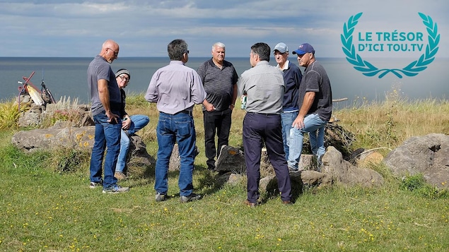 Un groupe d'hommes se parlent, en rond, sur une falaise. Un groupe d'hommes se parlent, en rond, sur une falaise.