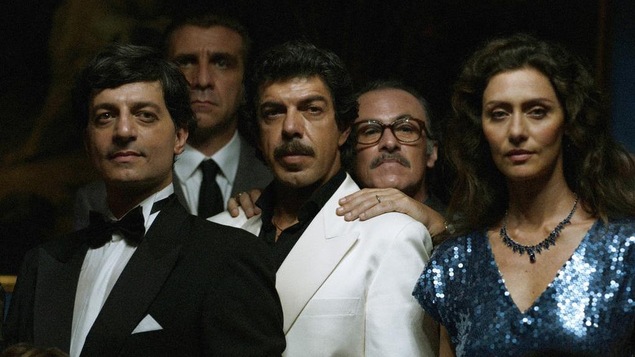 Quatre hommes et une femmes posent ensemble, en tenues de soirée. Quatre hommes et une femmes posent ensemble, en tenues de soirée.