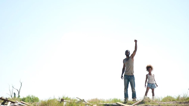 Un homme le bras tendu en l'air et une petite fille à ses côtés, dans un paysage désertique. Un homme le bras tendu en l'air et une petite fille à ses côtés, dans un paysage désertique.