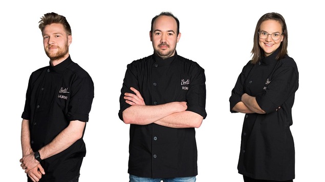 Les trois finalistes sont debout devant un fond blanc