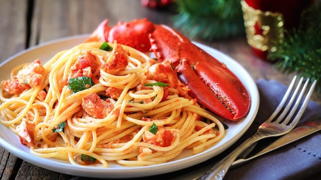 Des pâtes au homard garnie d'une grosse pince de homard. Des pâtes au homard garnie d'une grosse pince de homard.