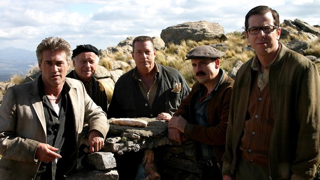 Cinq hommes (dont Roy Dupuis, Claude Legault et Patrice Robitaille) en extérieur. Cinq hommes (dont Roy Dupuis, Claude Legault et Patrice Robitaille) en extérieur.