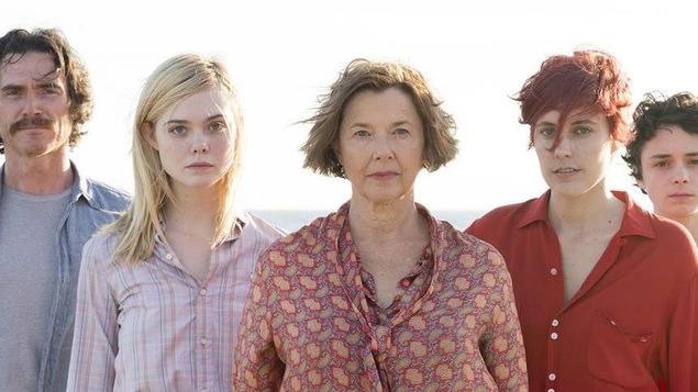 Deux hommes et trois femmes posent, sur une plage. Deux hommes et trois femmes posent, sur une plage.