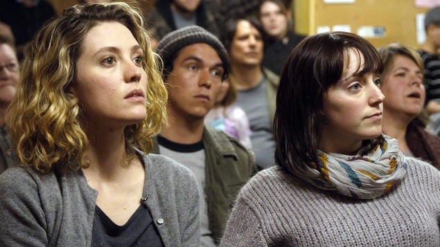 Deux jeunes femmes attentives, assises dans une assemblée. Deux jeunes femmes attentives, assises dans une assemblée.