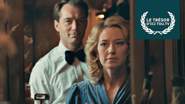 Un homme (Jude Law) regarde une femme (Carrie Coon) dans un miroir Un homme (Jude Law) regarde une femme (Carrie Coon) dans un miroir