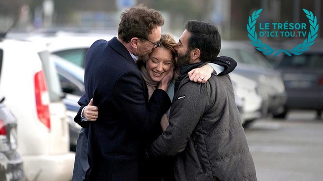 Deux hommes entourent et embrassent une femme, dans un stationnement. Deux hommes entourent et embrassent une femme, dans un stationnement.