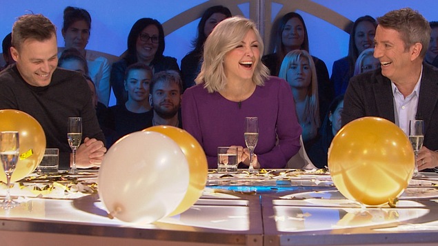 Ils rigolent sur le plateau de l'émission Les enfants de la télé. Des ballons et du champagne sont sur la table. Ils rigolent sur le plateau de l'émission Les enfants de la télé. Des ballons et du champagne sont sur la table.