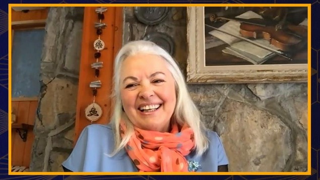 La femme, souriante, à son chalet. La femme, souriante, à son chalet.