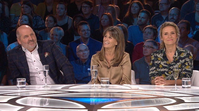 Les trois personnes sourient. Les trois personnes sourient.