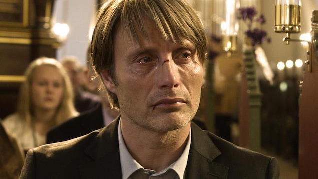 Mads Mikkelsen dans le rôle d'un homme accusé à tort Mads Mikkelsen dans le rôle d'un homme accusé à tort