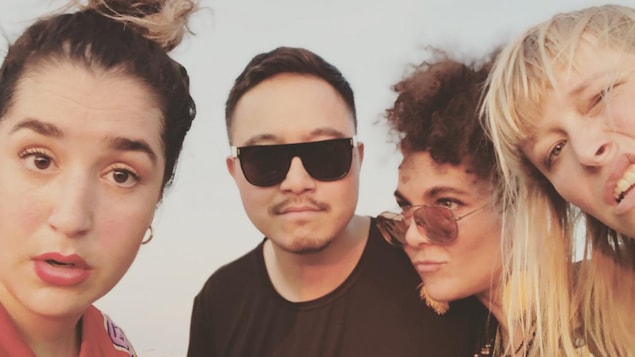 Le trio et l'humoriste prennent la pose. Le trio et l'humoriste prennent la pose.