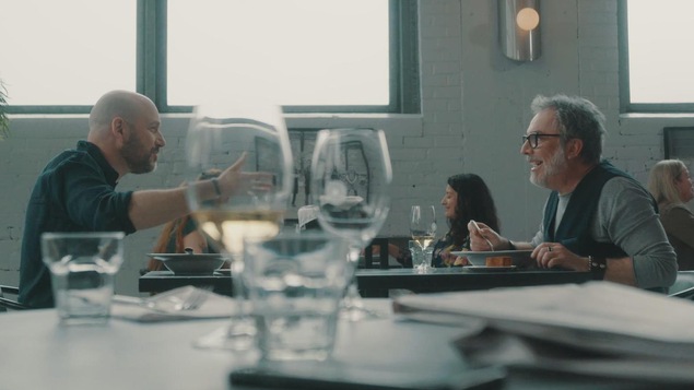 Ils discutent au restaurant. Ils discutent au restaurant.
