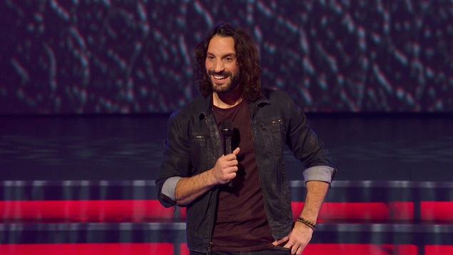 Mathieu Cyr au micro.
