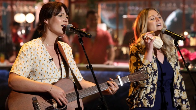 Elles chantent. Stéphanie joue de la guitare. Elles chantent. Stéphanie joue de la guitare.