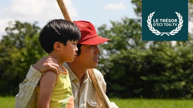 Un homme portant une casquette et batte de base-ball est accroupi près d'un enfant et lui tient l'épaule, sous la mention Le trésor d'ICI Tou.tv.
