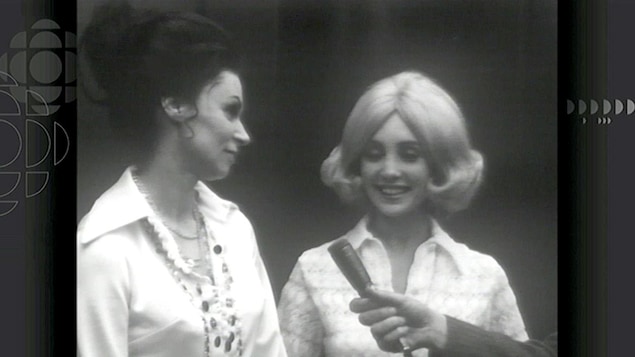En noir et blanc, deux femmes (Monique Mercure et Louise Turcot) interviewées côte à côte