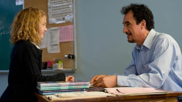 Une petite fille (Sophie Nélisse) face à un professeur (Fellag) dans une classe Une petite fille (Sophie Nélisse) face à un professeur (Fellag) dans une classe