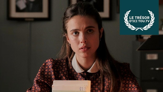 Une jeune femme (Margaret Qualley) assise à un bureau, des lettres dans les mains. Une jeune femme (Margaret Qualley) assise à un bureau, des lettres dans les mains.