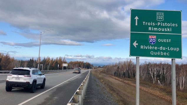 Une pancarte routière sur l'autoroute 20 indique la direction vers Trois-Pistoles et Rivière-du-Loup.