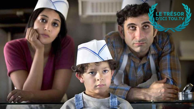 Un homme, une femme et un petit garçon avec des chapeaux de cuisinier sur la tête.