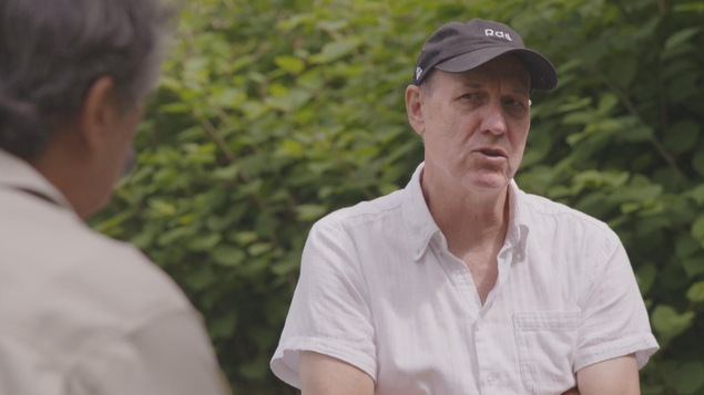 Alain Gravel fait une entrevue. Alain Gravel fait une entrevue.