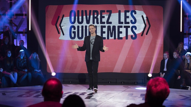 L'animateur sur le plateau d'Ouvrez les guillemets