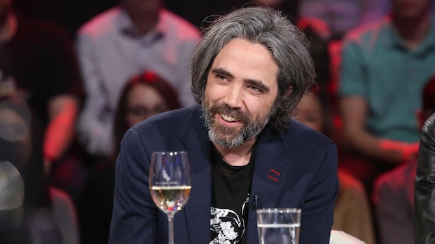Patrick Watson est à la table des invités. Patrick Watson est à la table des invités.
