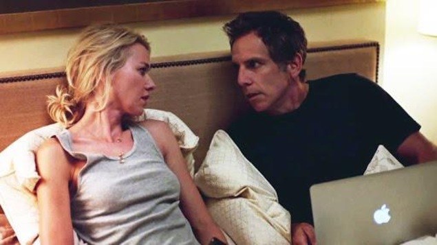 Un homme avec un ordinateur sur les genoux (Ben Stiller) et une femme (Naomi Watts), à demi couchés dans un lit. Un homme avec un ordinateur sur les genoux (Ben Stiller) et une femme (Naomi Watts), à demi couchés dans un lit.