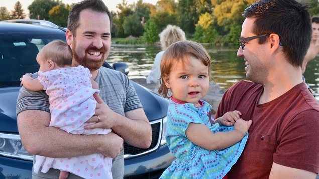 Les pères tiennent leurs bébés dans leurs bras. Les pères tiennent leurs bébés dans leurs bras.