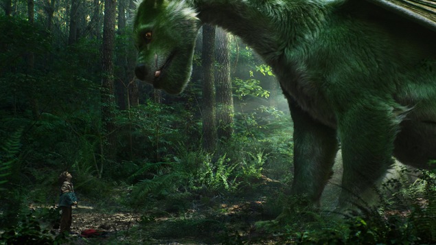 Un immense dragon vert devant un petit garçon, dans une forêt. Un immense dragon vert devant un petit garçon, dans une forêt.