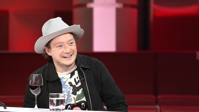 Pierre-Philippe Côté sourit. Pierre-Philippe Côté sourit.