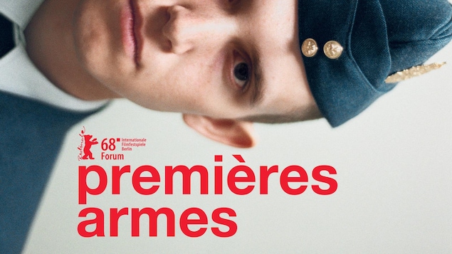 Un jeune soldat photographié de façon horizontale au-dessus du titre du film Premières armes. Un jeune soldat photographié de façon horizontale au-dessus du titre du film Premières armes.