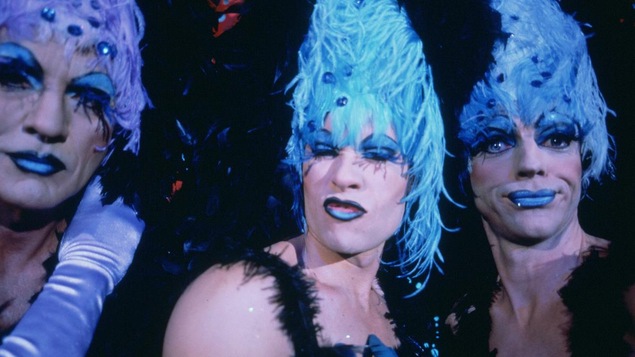 Trois drag queens habillées tout de bleu. Trois drag queens habillées tout de bleu.