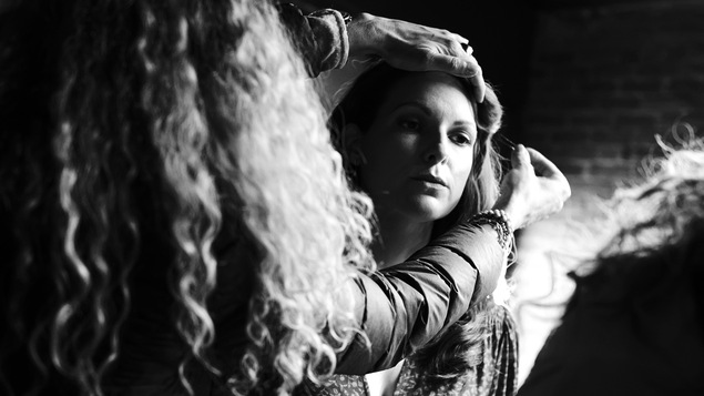 Une maquilleuse s'affaire sur le visage de la comédienne. Une maquilleuse s'affaire sur le visage de la comédienne.