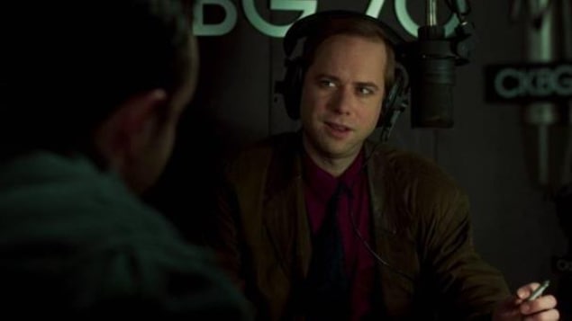 Un homme (Denis Bouchard) en studio, avec un casque sur les oreilles, devant un micro. Un homme (Denis Bouchard) en studio, avec un casque sur les oreilles, devant un micro.