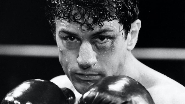 Un boxeur (Robert De Niro) sur le ring, en gros plan, en noir et blanc. Un boxeur (Robert De Niro) sur le ring, en gros plan, en noir et blanc.