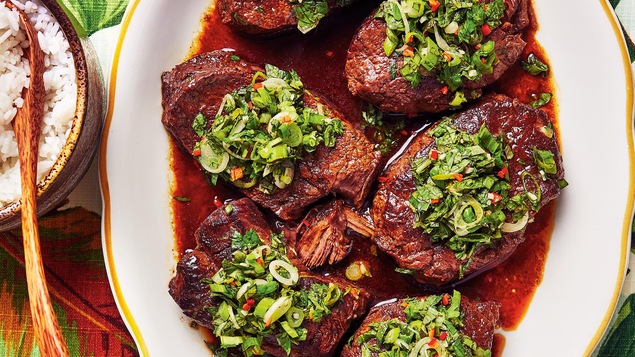Un plat avec des oignons et de la sauce thaïe