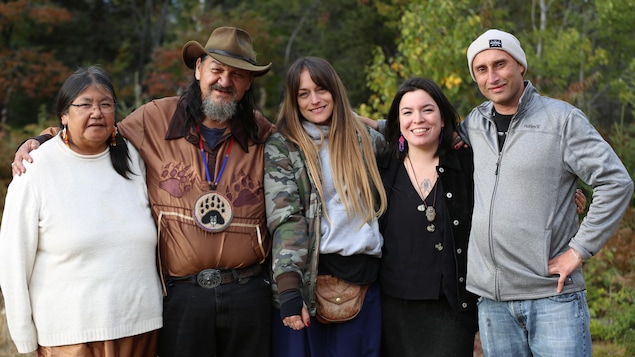 ils posent côte à côte, souriants, dans la forêt. ils posent côte à côte, souriants, dans la forêt.