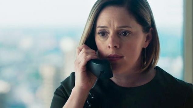 Elle affiche un air sérieux, le combiné du téléphone à l'oreille. Elle affiche un air sérieux, le combiné du téléphone à l'oreille.