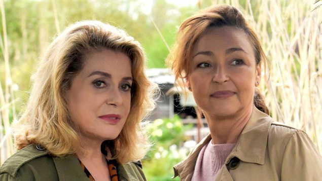 Deux femmes côte à côte dans un champ Deux femmes côte à côte dans un champ
