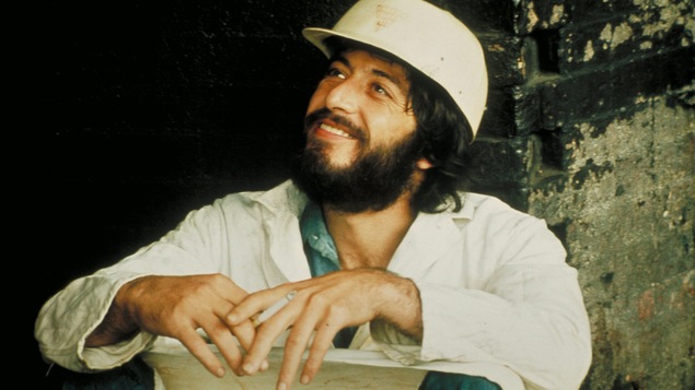 Un homme (Al Pacino) portant un casque de chantier, sourit. Un homme (Al Pacino) portant un casque de chantier, sourit.