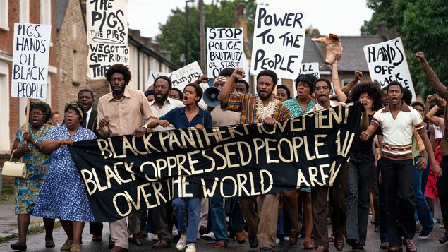 Une foule d'hommes et de femmes noirs manifestent en tenant des pancartes. Une foule d'hommes et de femmes noirs manifestent en tenant des pancartes.